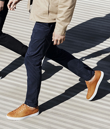 时尚平底铆钉短靴子